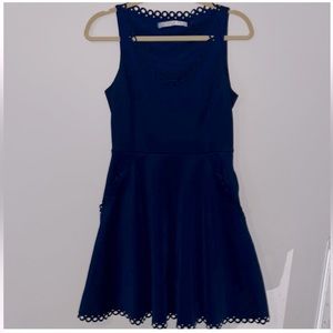 Womens Susana Monaco Fit Flare Navy Dress Laser cut Trim @ Vneck Pockets Hem Sz6